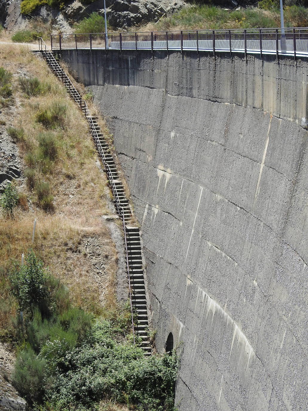 Hace más de 25 años que un enorme muro de hormigón de 38 metros de altura saluda cada mañana a los 28 vecinos de la localidad de Villagatón | La presa nunca se ha llenado aunque la previsión es que en diciembre de este mismo año se cierren sus compuertas y comience a almacenar agua. 