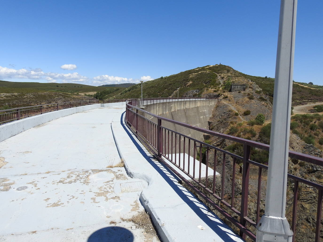 Hace más de 25 años que un enorme muro de hormigón de 38 metros de altura saluda cada mañana a los 28 vecinos de la localidad de Villagatón | La presa nunca se ha llenado aunque la previsión es que en diciembre de este mismo año se cierren sus compuertas y comience a almacenar agua. 