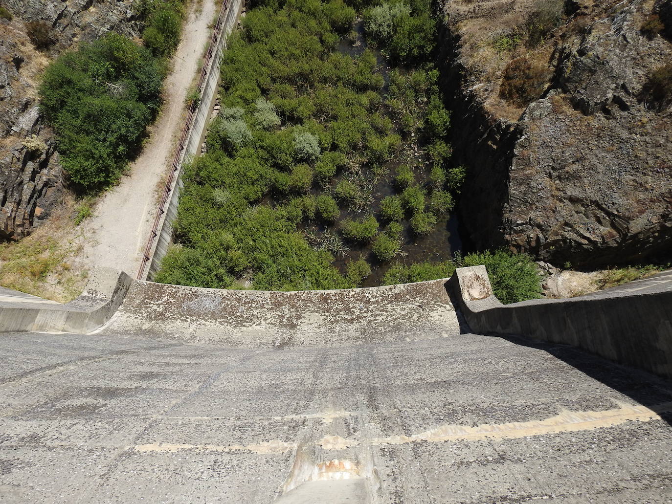 Hace más de 25 años que un enorme muro de hormigón de 38 metros de altura saluda cada mañana a los 28 vecinos de la localidad de Villagatón | La presa nunca se ha llenado aunque la previsión es que en diciembre de este mismo año se cierren sus compuertas y comience a almacenar agua. 