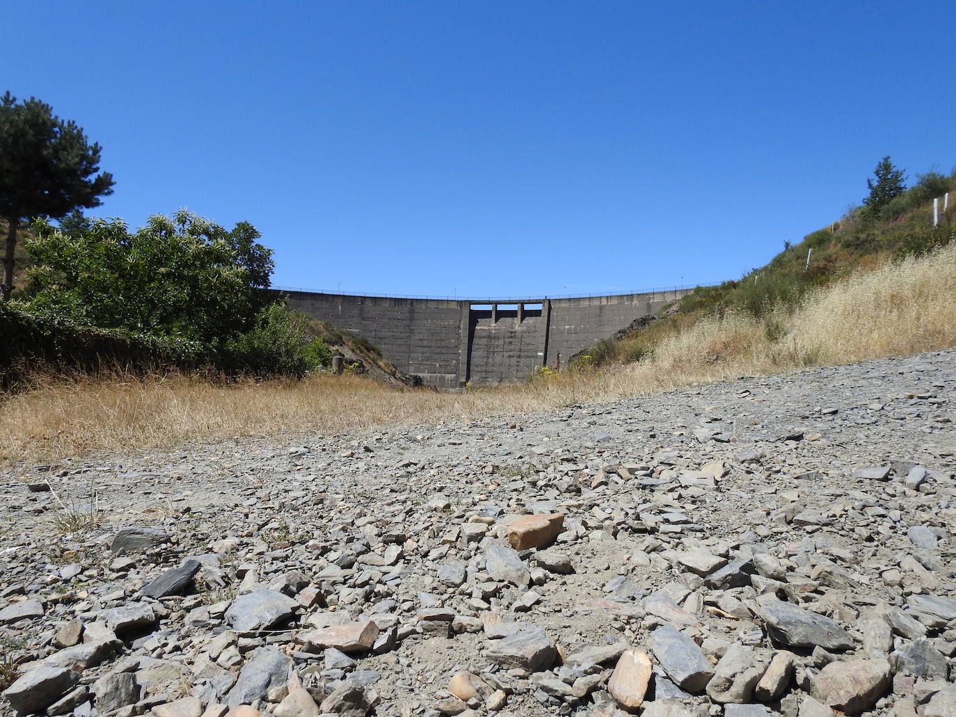 Hace más de 25 años que un enorme muro de hormigón de 38 metros de altura saluda cada mañana a los 28 vecinos de la localidad de Villagatón | La presa nunca se ha llenado aunque la previsión es que en diciembre de este mismo año se cierren sus compuertas y comience a almacenar agua. 