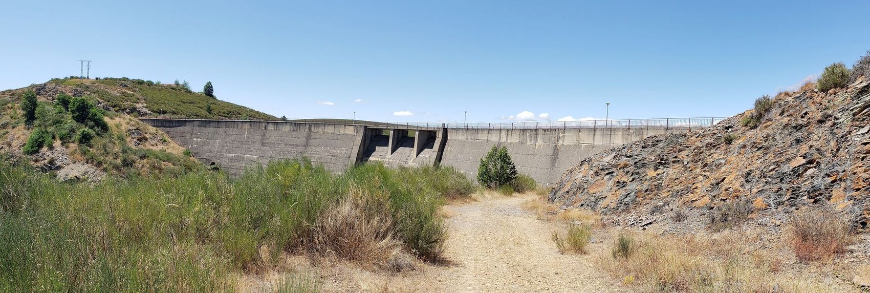 Hace más de 25 años que un enorme muro de hormigón de 38 metros de altura saluda cada mañana a los 28 vecinos de la localidad de Villagatón | La presa nunca se ha llenado aunque la previsión es que en diciembre de este mismo año se cierren sus compuertas y comience a almacenar agua. 