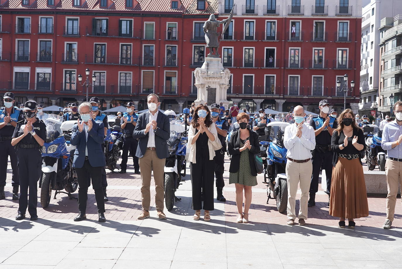 Minuto de silencio por el fallecimiento de un policía municipal de Valladolid. 