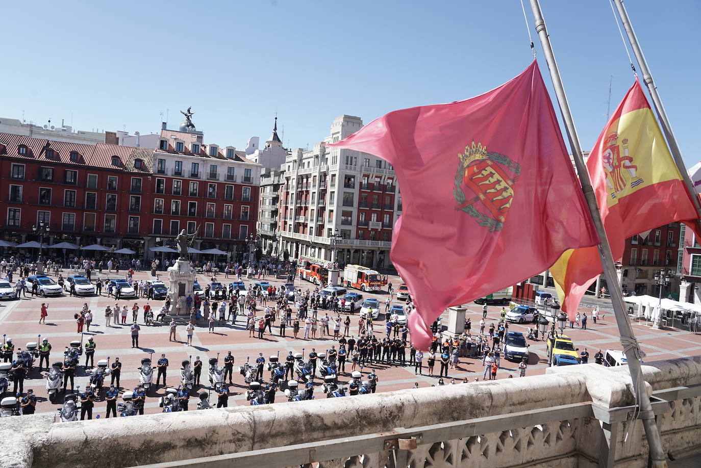 Minuto de silencio por el fallecimiento de un policía municipal de Valladolid. 