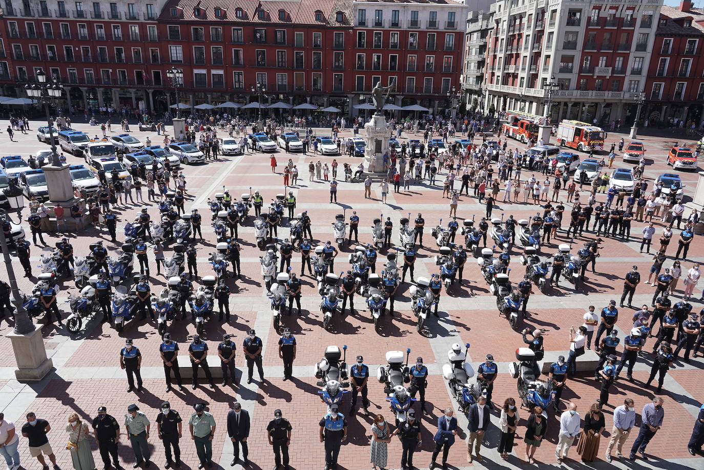 Minuto de silencio por el fallecimiento de un policía municipal de Valladolid. 