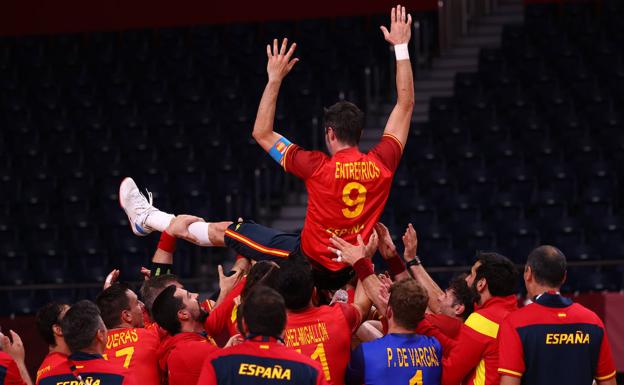 Raúl Entrerríos, manteado por sus compañeros tras lograr el bronce el Tokio.