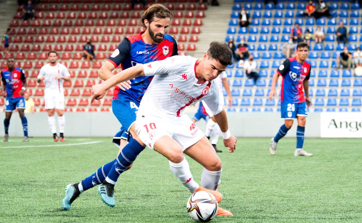 Buencasa disputa un balón en el amistoso ante el UP Langreo.