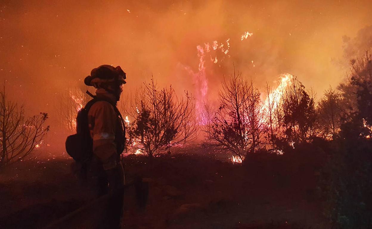 Efectivos actuando contra el fuego en El Tiemblo. 