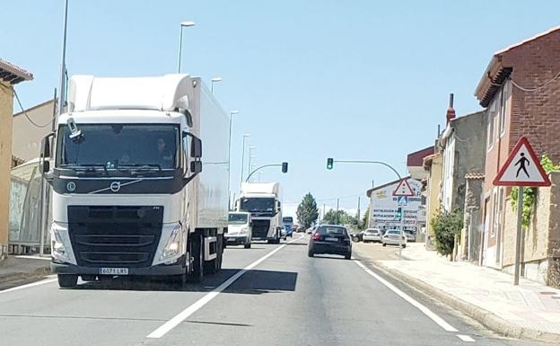 Imagen de vehículos pesados transitando por el municipio de Valverde de la Virgen.