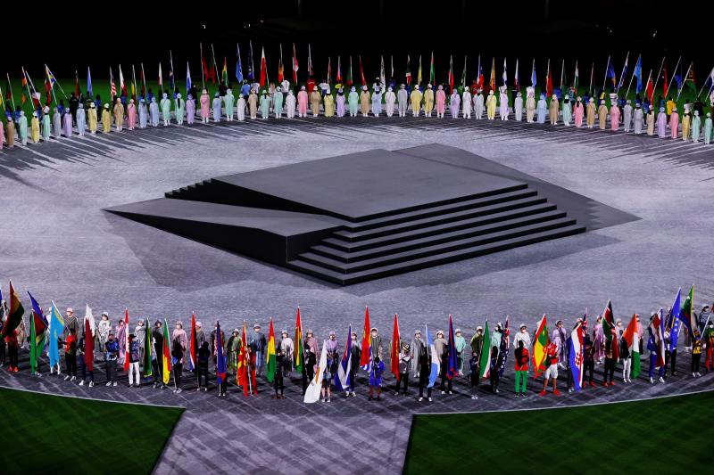 Vista general de los abanderados durante la gala de clausura de los Juegos Olímpicos de Tokio 2020.