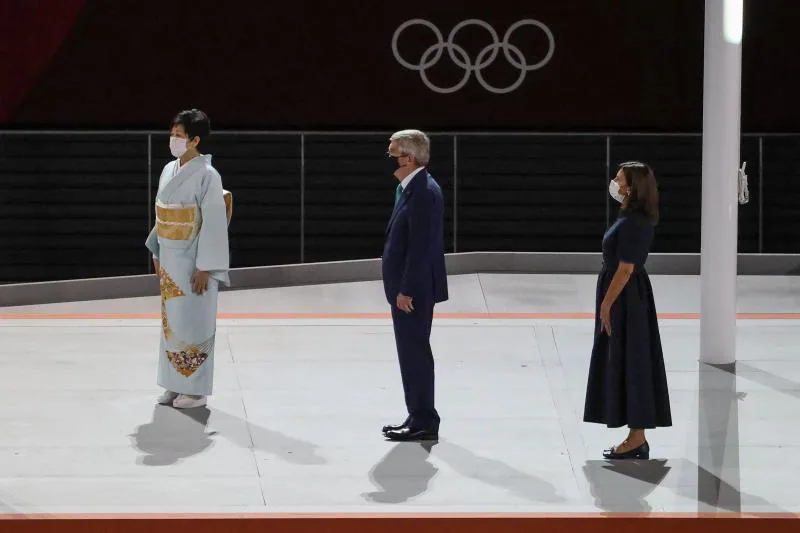 Aparece Anne Hidalgo, la alcaldesa de París, que albergará los Juegos de 2024, junto al presidente del COI, Thomas Bach, y la gobernadora de Tokio, Yuriko Koike, para realizar el 'relevo'.