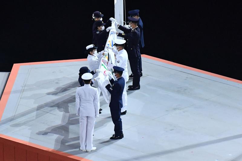Retiran la bandera olímpica para pasar el 'testigo' a París 2024.