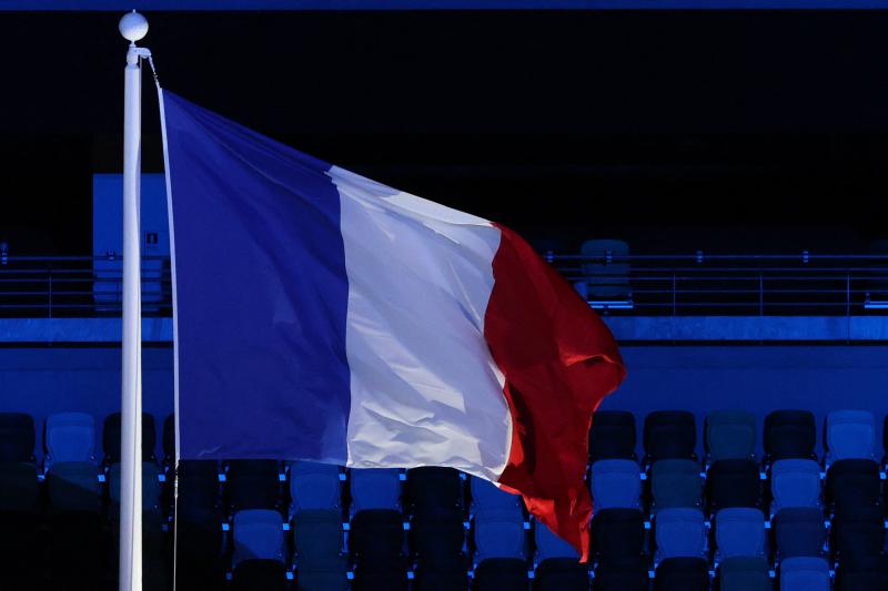 La bandera francesa ondea en el Estadio de Tokio.