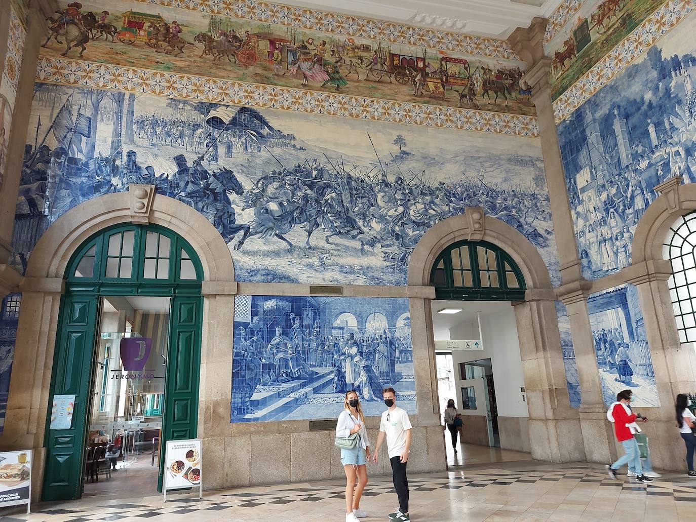 Dos de los vistosos murales de la Estación de Sao Bento de Oporto recogen dos capítulos que reflejan la estrecha ligazón histórica entre León y Portugal