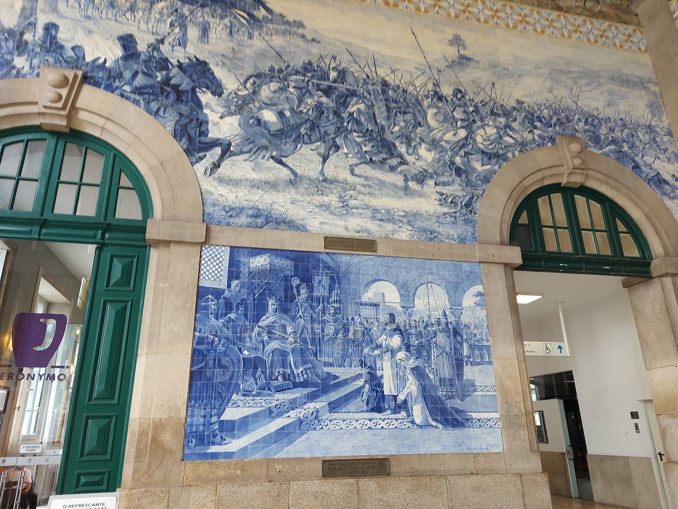 Dos de los vistosos murales de la Estación de Sao Bento de Oporto recogen dos capítulos que reflejan la estrecha ligazón histórica entre León y Portugal