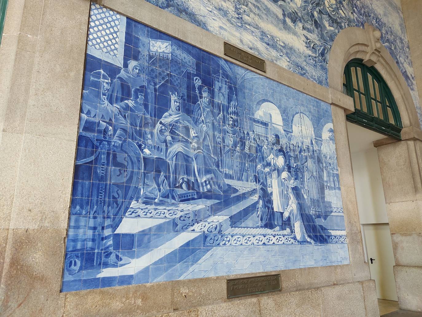 Dos de los vistosos murales de la Estación de Sao Bento de Oporto recogen dos capítulos que reflejan la estrecha ligazón histórica entre León y Portugal