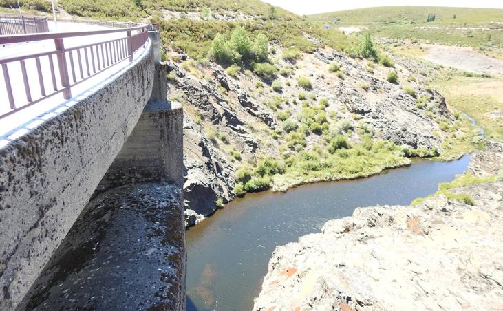 Galería. Imagen del río Porquera a su llegada a la presa hoy, como hace 25 años, totalmente vacía.