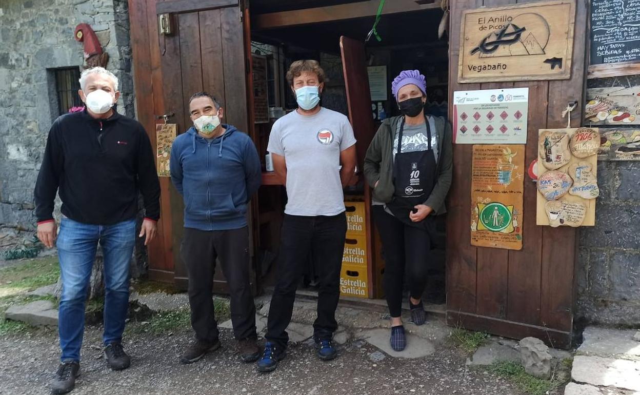 Visita de la Diputación de León al refugio de Vegabaño. 