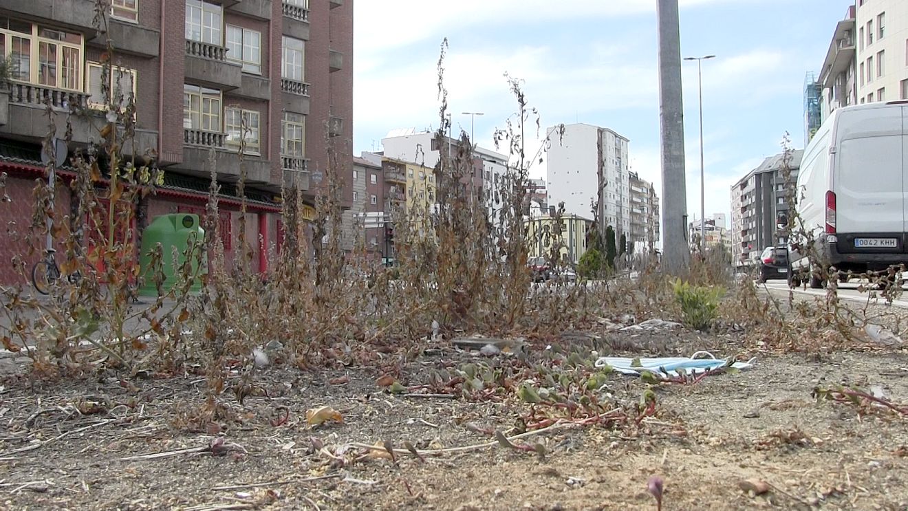 La inversión se asumirá con una aportación de la junta de 160.000 euros | Contemplará mejoras en aceras, pasillo central, mobiliario urbano y un nuevo paso de peatones directo hacia el Polígono X desde la calle Francisco Molleda. 