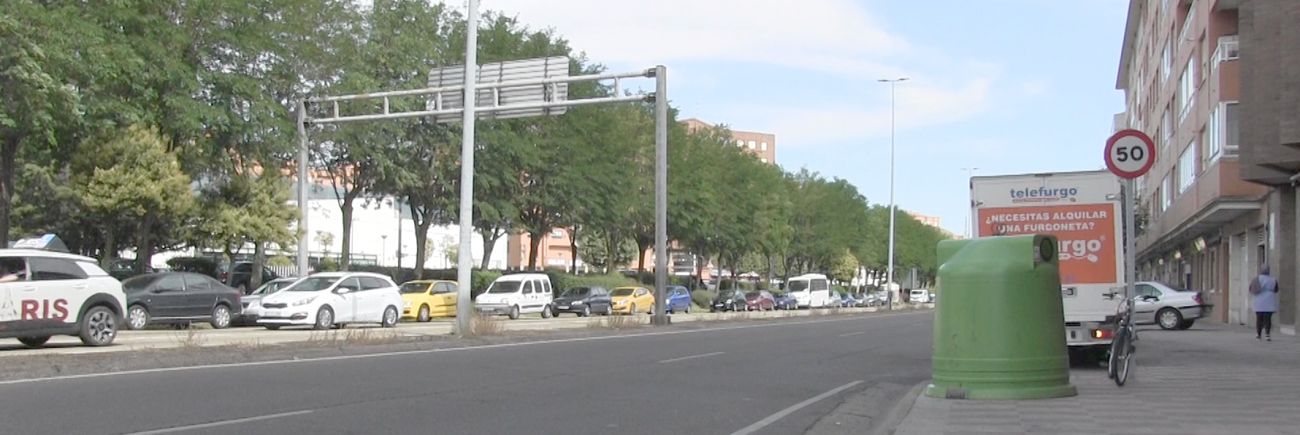 La inversión se asumirá con una aportación de la junta de 160.000 euros | Contemplará mejoras en aceras, pasillo central, mobiliario urbano y un nuevo paso de peatones directo hacia el Polígono X desde la calle Francisco Molleda. 