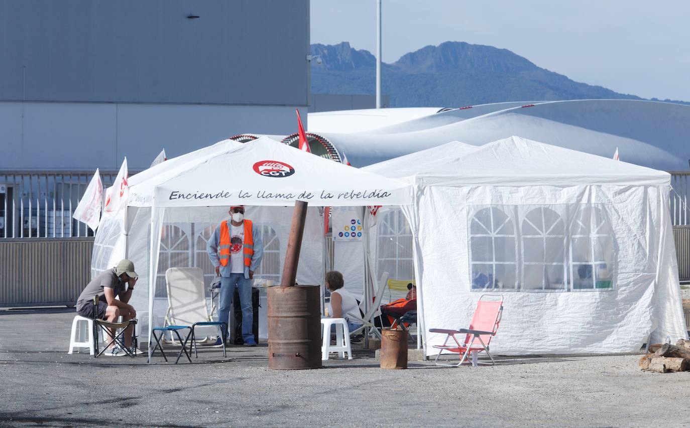Fotos: Primera jornada de huelga general en la factoría LM