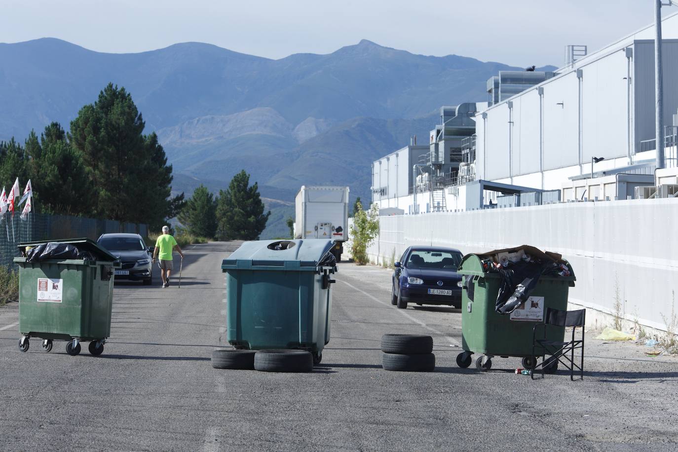 Fotos: Primera jornada de huelga general en la factoría LM