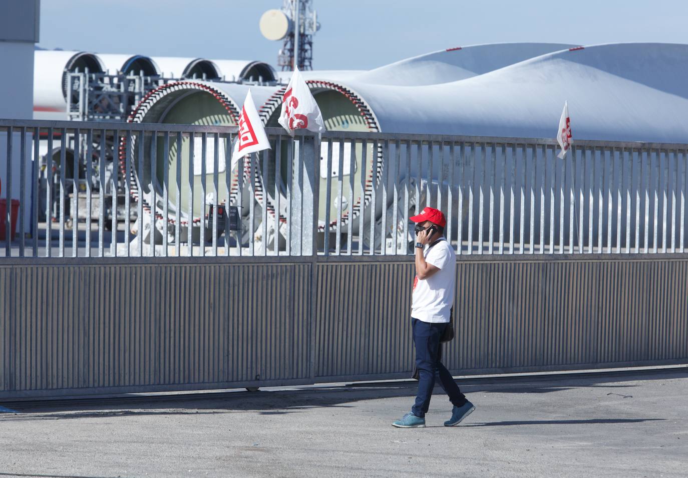 Fotos: Primera jornada de huelga general en la factoría LM