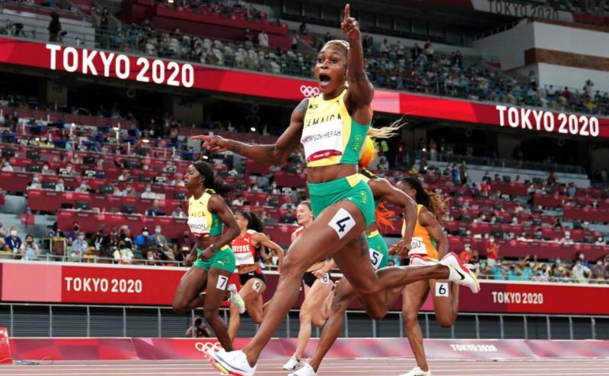 Elaine Thompson-Herah celebra su victoria en el 100 lisos femenino.