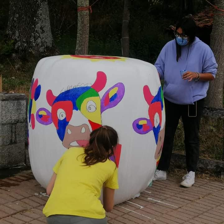 Una iniciativa del Ayuntamiento de Burón, extendida a los de Acebedo y Maraña, convierte los tradicionales paquetones de paja en la base para singulares obras infantiles. 