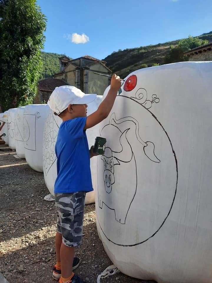 Una iniciativa del Ayuntamiento de Burón, extendida a los de Acebedo y Maraña, convierte los tradicionales paquetones de paja en la base para singulares obras infantiles. 