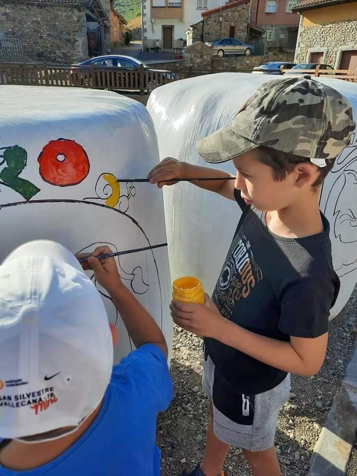 Una iniciativa del Ayuntamiento de Burón, extendida a los de Acebedo y Maraña, convierte los tradicionales paquetones de paja en la base para singulares obras infantiles. 