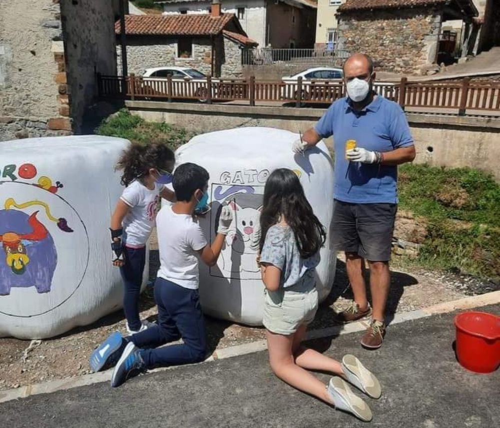 Una iniciativa del Ayuntamiento de Burón, extendida a los de Acebedo y Maraña, convierte los tradicionales paquetones de paja en la base para singulares obras infantiles. 