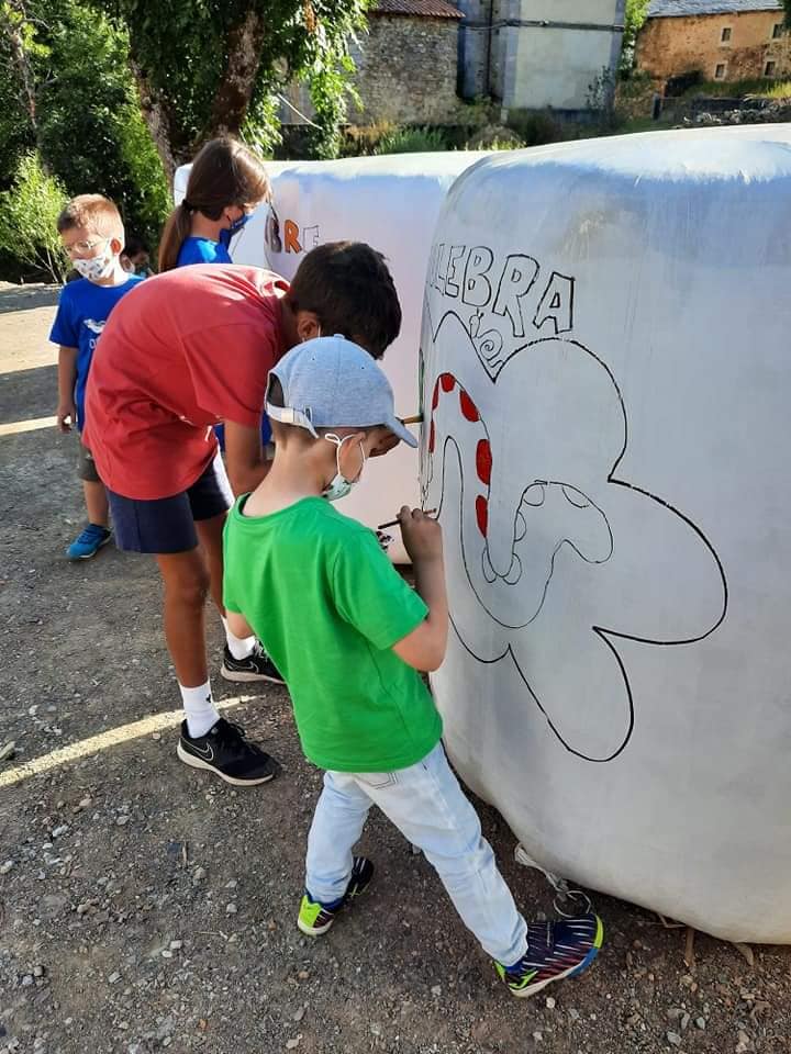 Una iniciativa del Ayuntamiento de Burón, extendida a los de Acebedo y Maraña, convierte los tradicionales paquetones de paja en la base para singulares obras infantiles. 