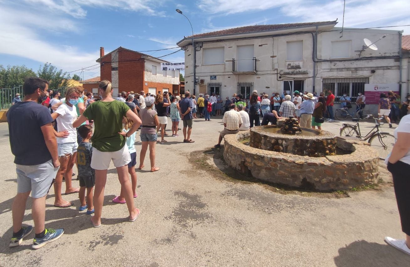 Quintana y Congosto lleva a la calle su rechazo al proyecto de planta embotelladora. 