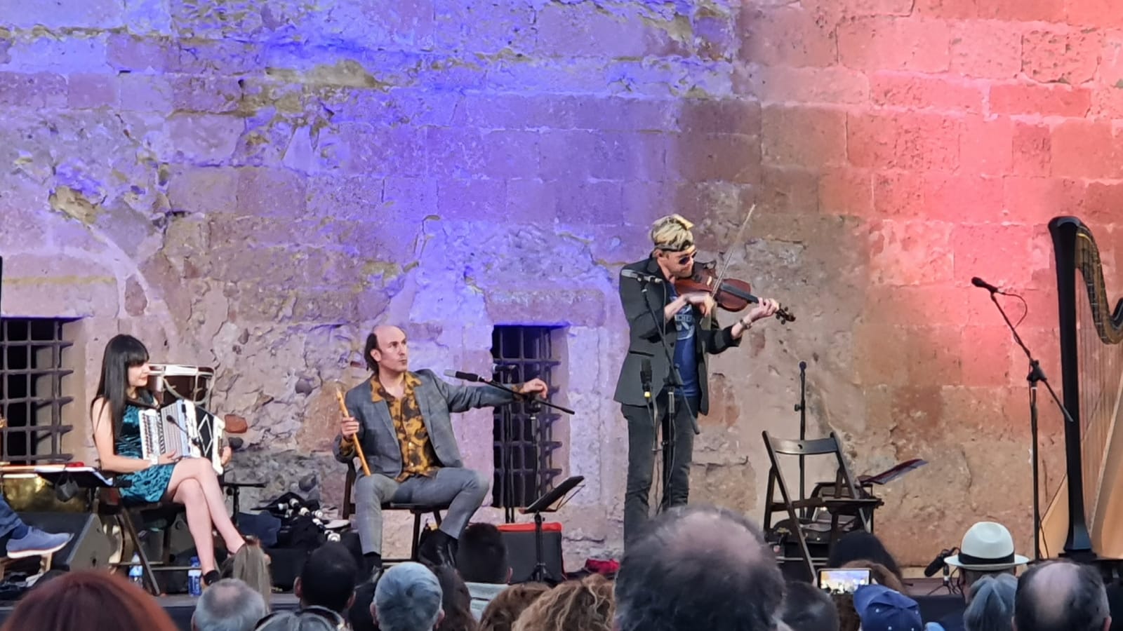 El gaitero gallego Carlos Núñez protagoniza un emocionante concierto en el patio del monasterio de Sandoval con la presencia de 400 espectadores | Simbólico y espectacular concierto que sorprendía en la noche de Mansilla Mayor. 