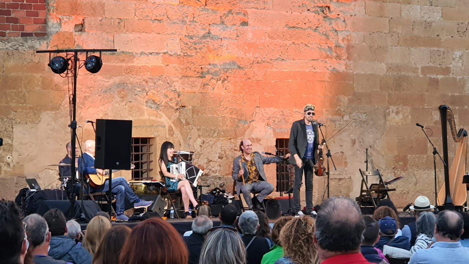 El gaitero gallego Carlos Núñez protagoniza un emocionante concierto en el patio del monasterio de Sandoval con la presencia de 400 espectadores | Simbólico y espectacular concierto que sorprendía en la noche de Mansilla Mayor. 