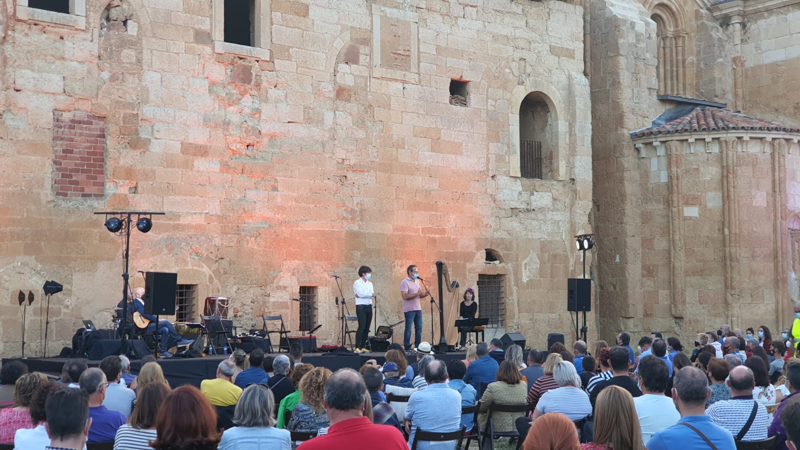 El gaitero gallego Carlos Núñez protagoniza un emocionante concierto en el patio del monasterio de Sandoval con la presencia de 400 espectadores | Simbólico y espectacular concierto que sorprendía en la noche de Mansilla Mayor. 