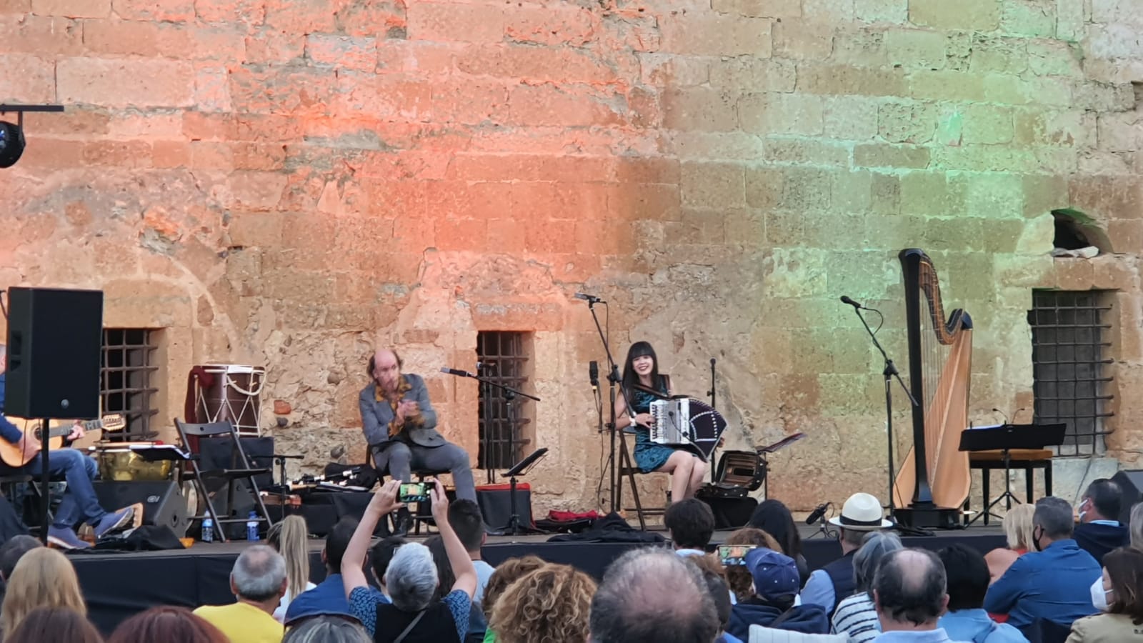 El gaitero gallego Carlos Núñez protagoniza un emocionante concierto en el patio del monasterio de Sandoval con la presencia de 400 espectadores | Simbólico y espectacular concierto que sorprendía en la noche de Mansilla Mayor. 
