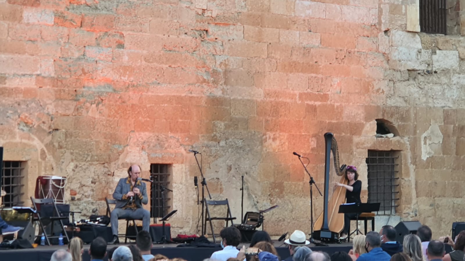 El gaitero gallego Carlos Núñez protagoniza un emocionante concierto en el patio del monasterio de Sandoval con la presencia de 400 espectadores | Simbólico y espectacular concierto que sorprendía en la noche de Mansilla Mayor. 