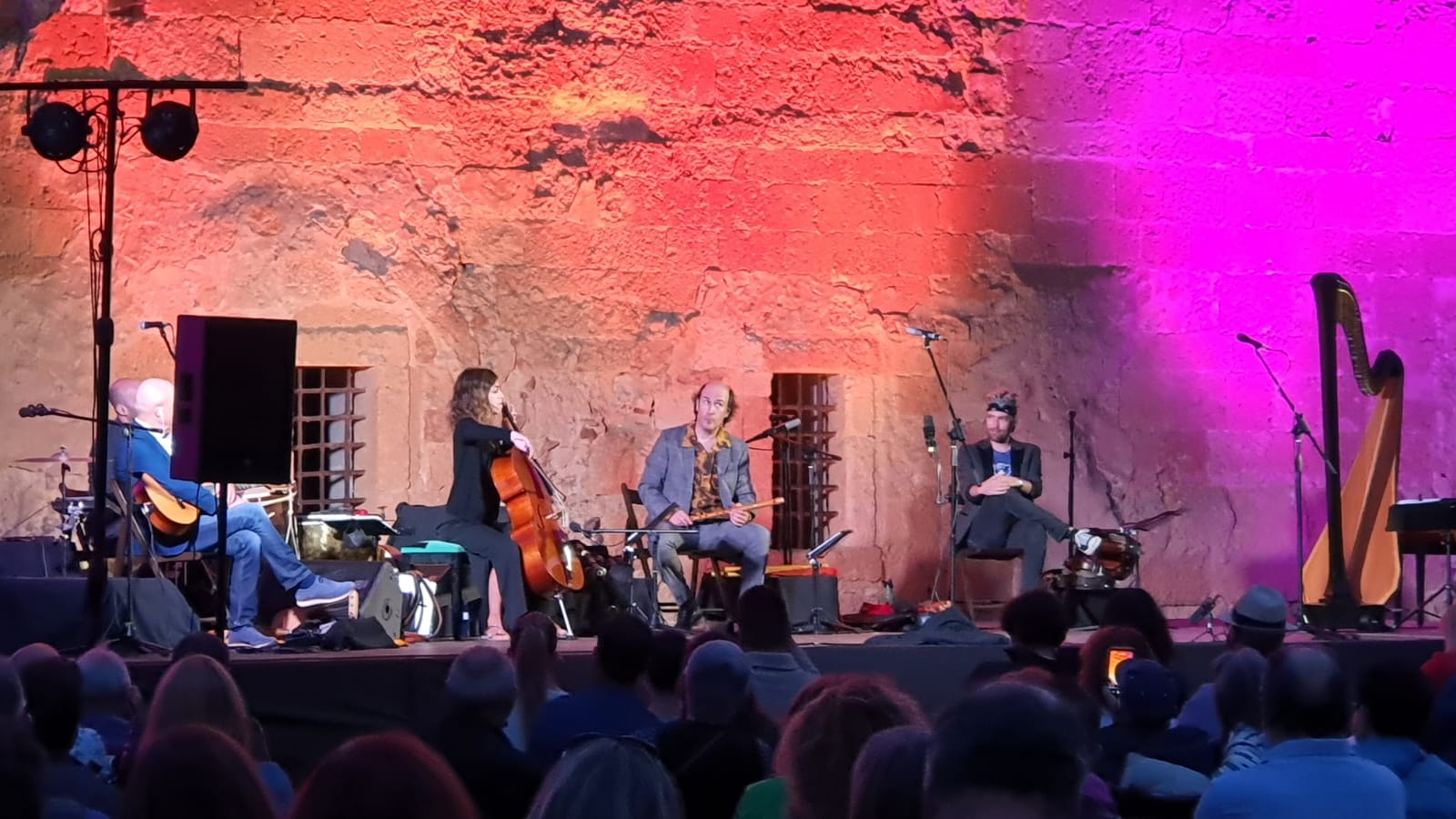 El gaitero gallego Carlos Núñez protagoniza un emocionante concierto en el patio del monasterio de Sandoval con la presencia de 400 espectadores | Simbólico y espectacular concierto que sorprendía en la noche de Mansilla Mayor. 