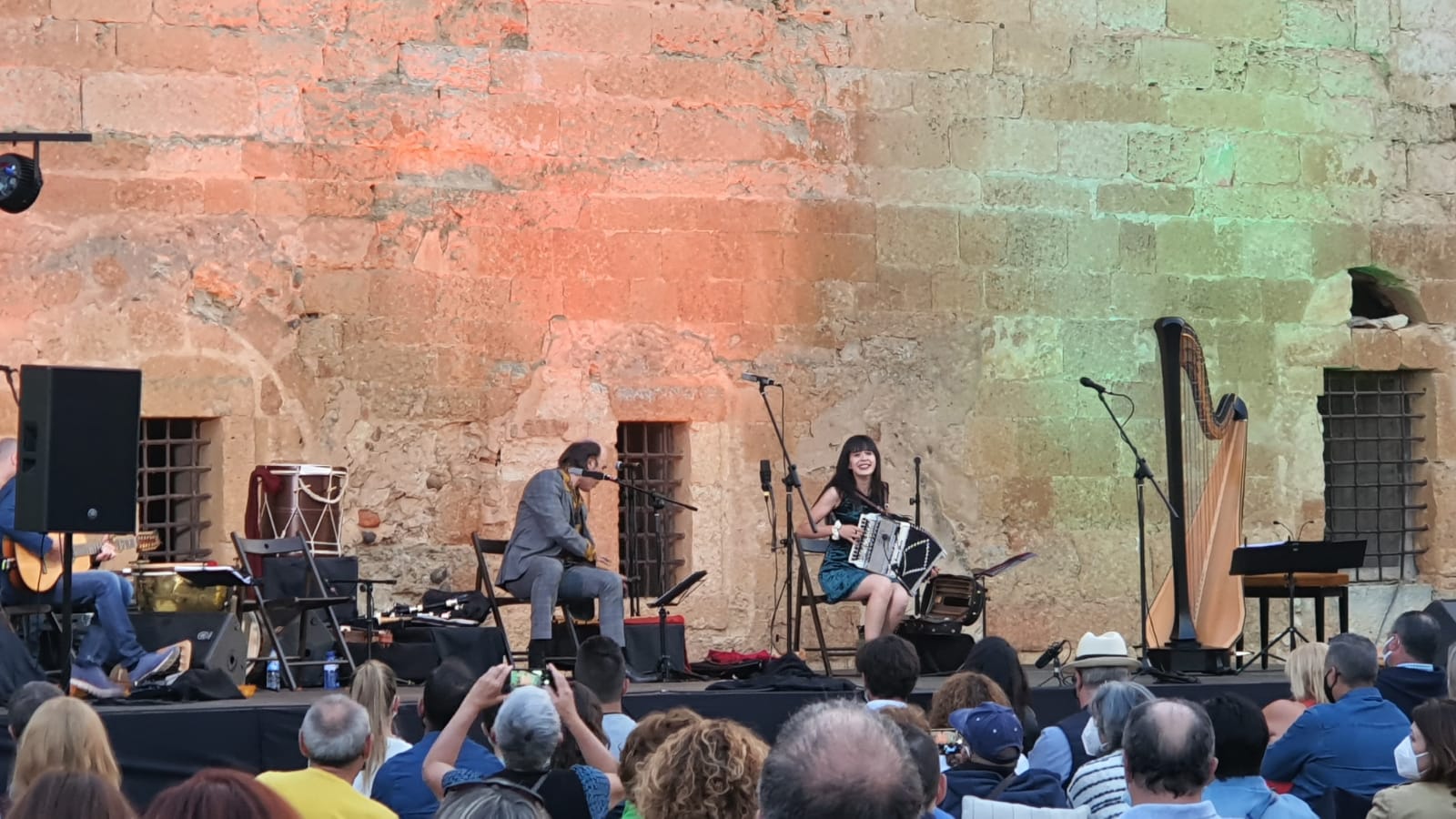 El gaitero gallego Carlos Núñez protagoniza un emocionante concierto en el patio del monasterio de Sandoval con la presencia de 400 espectadores | Simbólico y espectacular concierto que sorprendía en la noche de Mansilla Mayor. 
