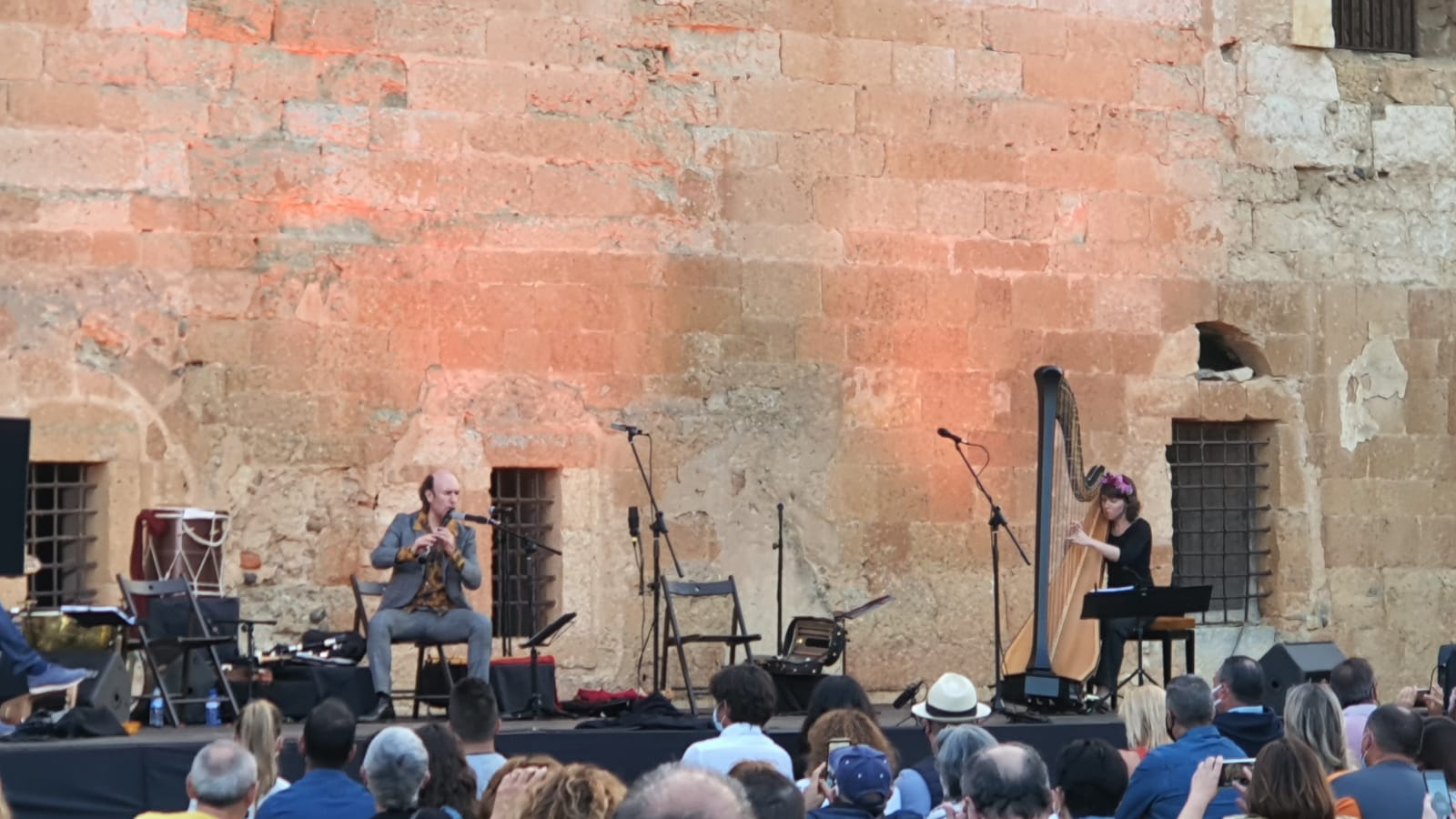 El gaitero gallego Carlos Núñez protagoniza un emocionante concierto en el patio del monasterio de Sandoval con la presencia de 400 espectadores | Simbólico y espectacular concierto que sorprendía en la noche de Mansilla Mayor. 