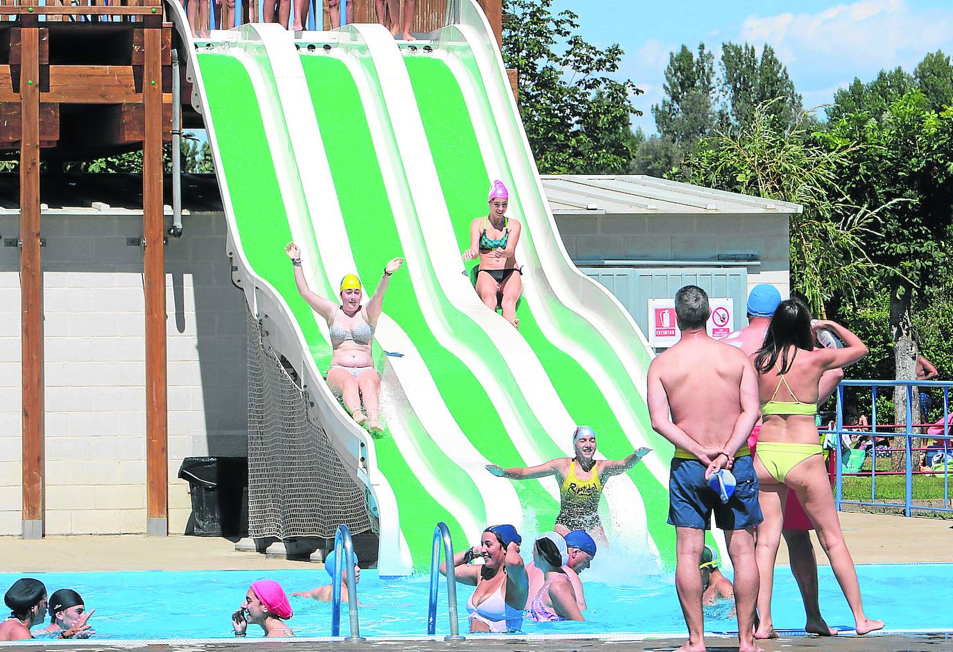 Piscinas, campings, mercados y plazas se llenan de asturianos durante la época estival