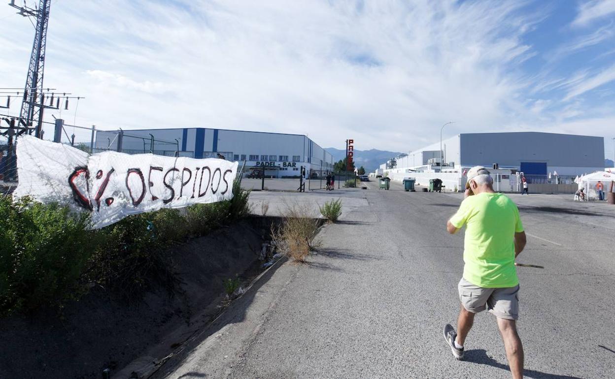 Trabajadores de LM a las puertas de la factoría. 