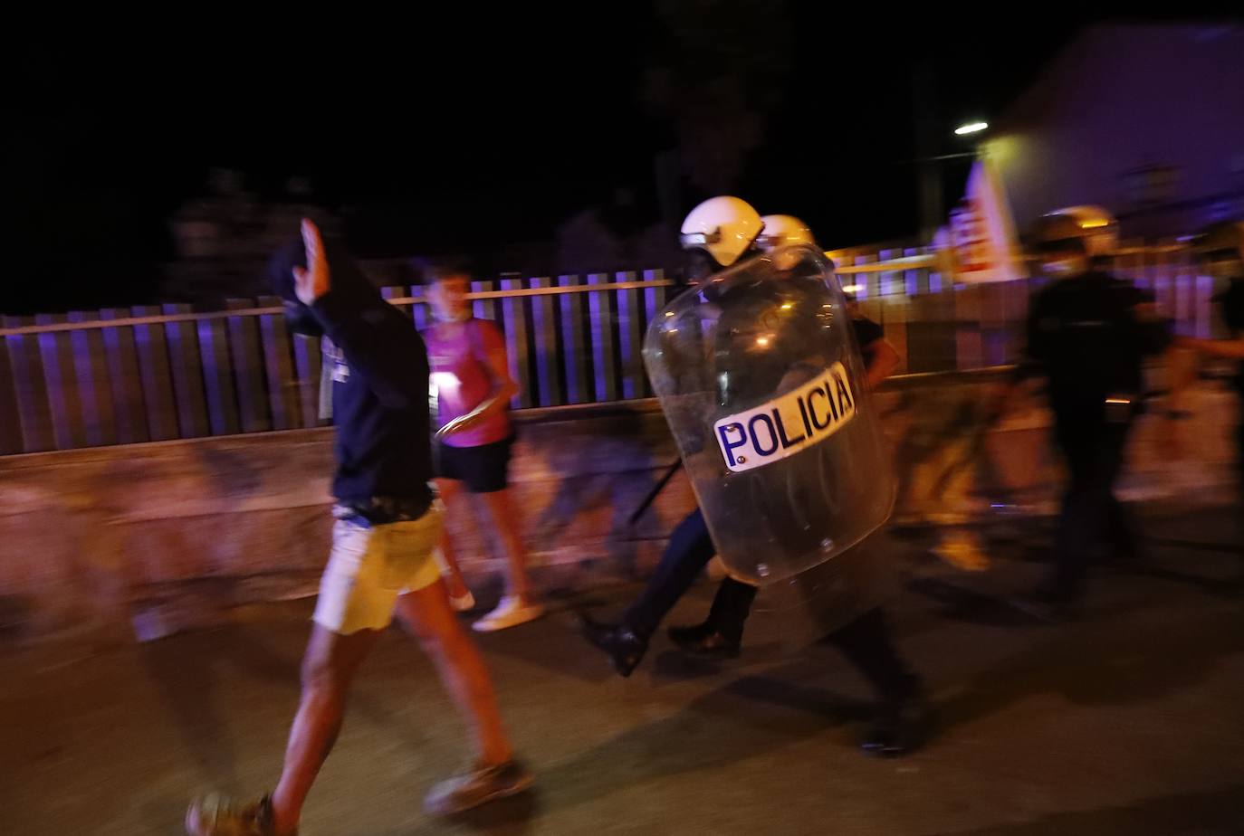 La dirección de la planta se levanta de las negociaciones con la representación de los trabajadores | La Policía interviene al intentar los trabajadores entrar al edificio en el que se celebraban las negociaciones | Contenedores quemados y cargas policiales de madrugada. 