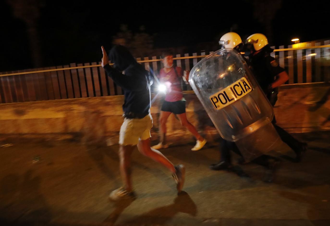 La dirección de la planta se levanta de las negociaciones con la representación de los trabajadores | La Policía interviene al intentar los trabajadores entrar al edificio en el que se celebraban las negociaciones | Contenedores quemados y cargas policiales de madrugada. 