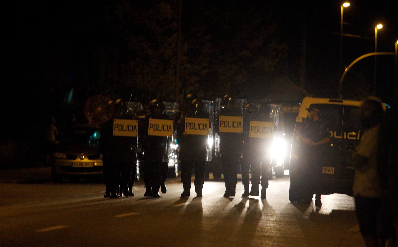 La dirección de la planta se levanta de las negociaciones con la representación de los trabajadores | La Policía interviene al intentar los trabajadores entrar al edificio en el que se celebraban las negociaciones | Contenedores quemados y cargas policiales de madrugada. 