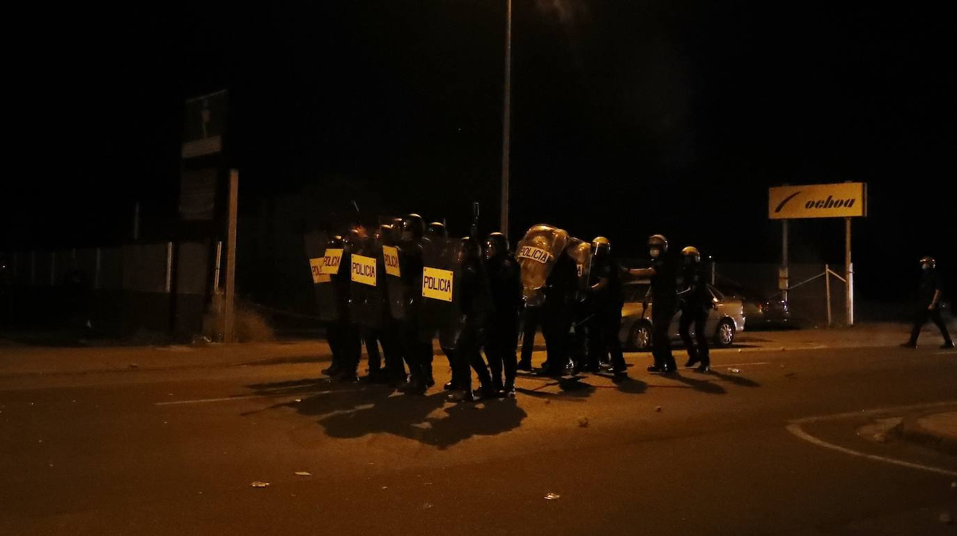 La dirección de la planta se levanta de las negociaciones con la representación de los trabajadores | La Policía interviene al intentar los trabajadores entrar al edificio en el que se celebraban las negociaciones | Contenedores quemados y cargas policiales de madrugada. 