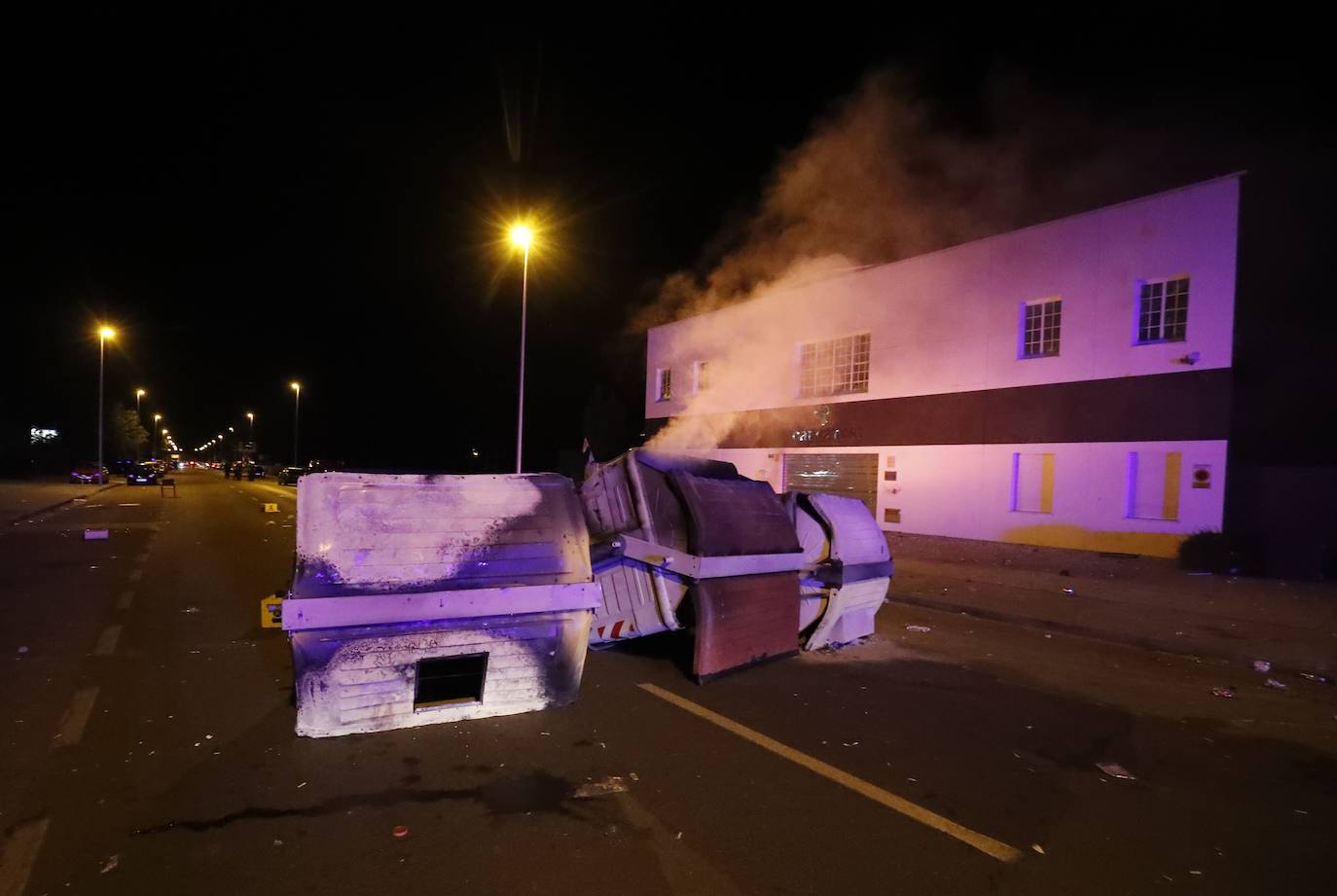 La dirección de la planta se levanta de las negociaciones con la representación de los trabajadores | La Policía interviene al intentar los trabajadores entrar al edificio en el que se celebraban las negociaciones | Contenedores quemados y cargas policiales de madrugada. 
