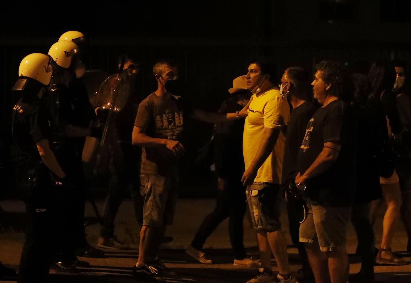 La dirección de la planta se levanta de las negociaciones con la representación de los trabajadores | La Policía interviene al intentar los trabajadores entrar al edificio en el que se celebraban las negociaciones | Contenedores quemados y cargas policiales de madrugada. 