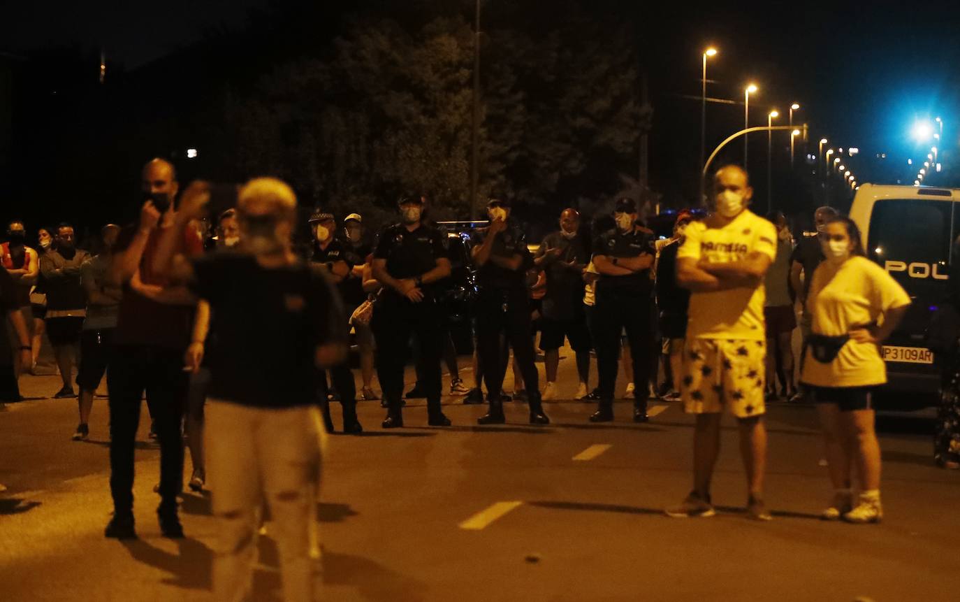 La dirección de la planta se levanta de las negociaciones con la representación de los trabajadores | La Policía interviene al intentar los trabajadores entrar al edificio en el que se celebraban las negociaciones | Contenedores quemados y cargas policiales de madrugada. 